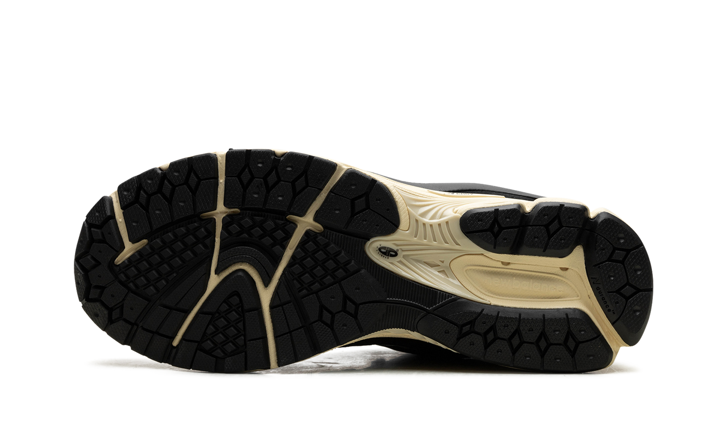 M2002R "Vintage Black White"