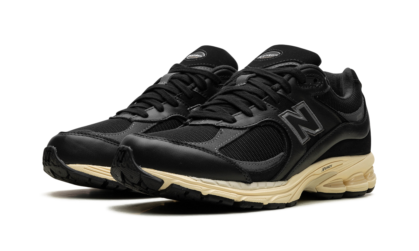 M2002R "Vintage Black White"