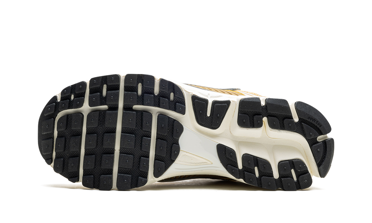 Zoom Vomero 5 WMNS "Metallic Gold"