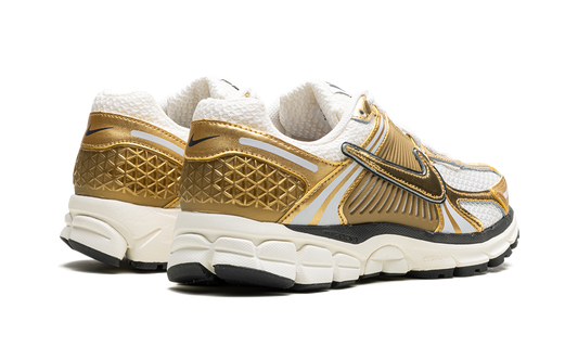 Zoom Vomero 5 WMNS "Metallic Gold"