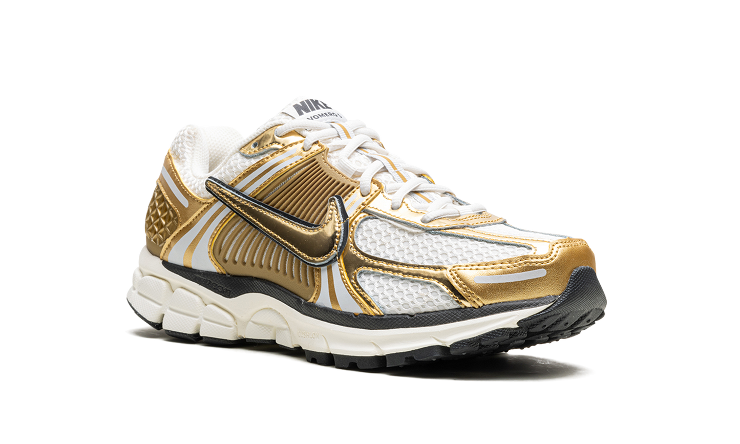 Zoom Vomero 5 WMNS "Metallic Gold"