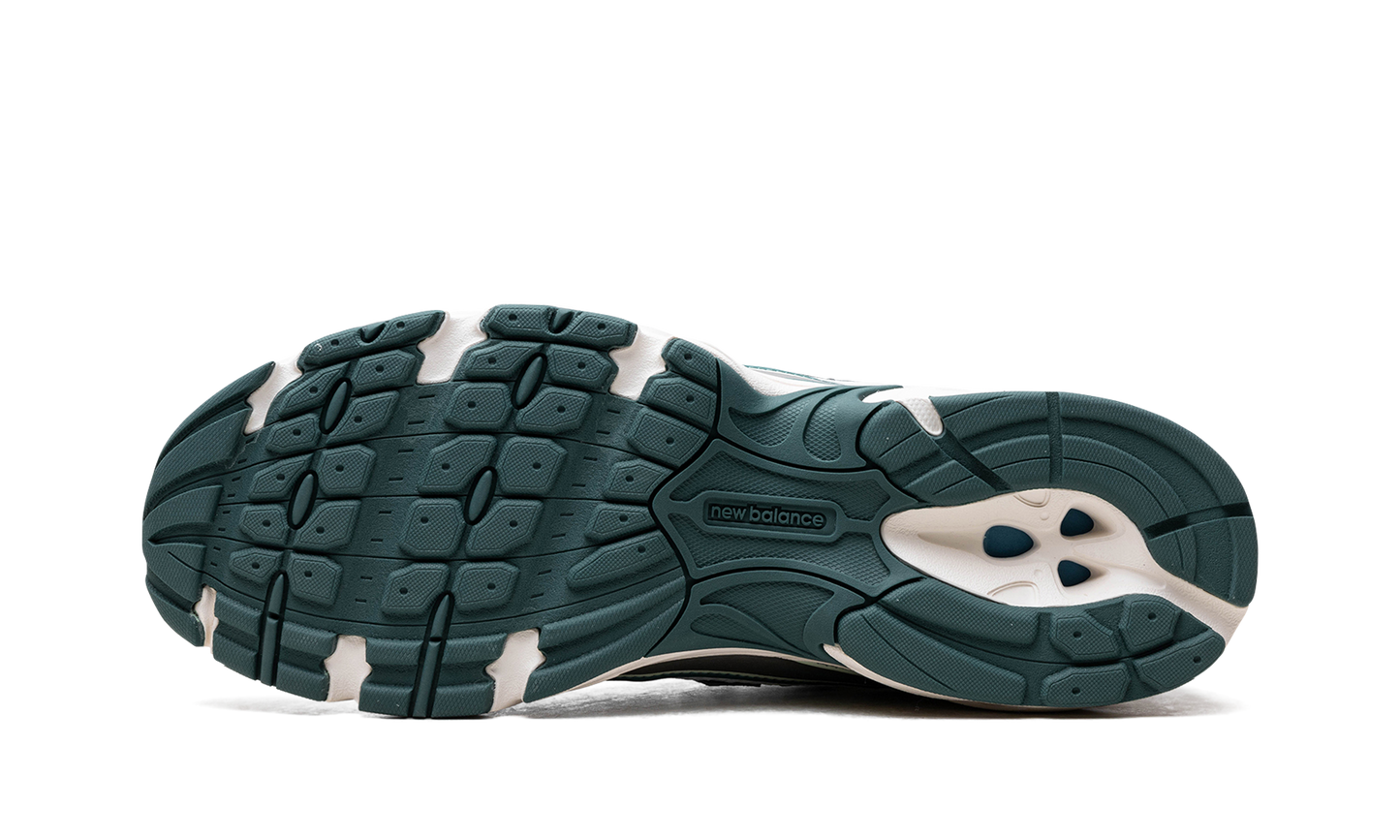 740 "White / Marsh Green"