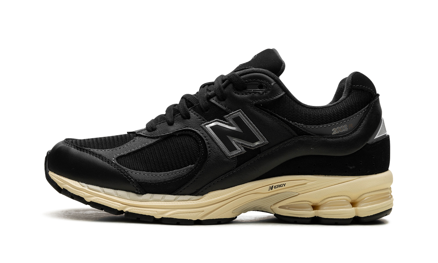 M2002R "Vintage Black White"